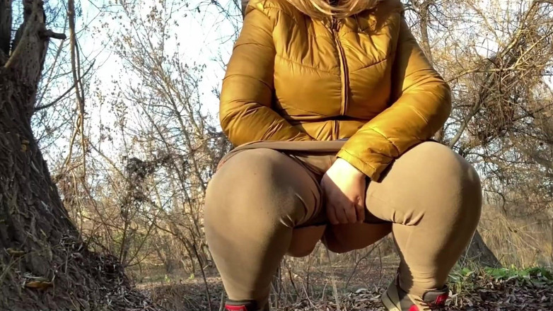 OurFetishLife: Kemaluan basah dewasa mencangkung milf kencing