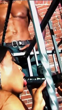 Adalet bdsm kafes üçlü grup seks sırasında büyük siyah yarağı götüne alıyor