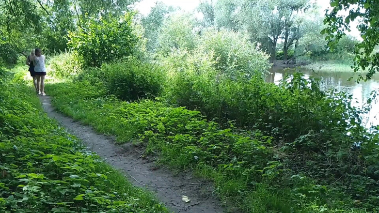 Assol: Dwie dziewczyny zatrzymały się na poboczu drogi do siusiu, przyciągając...