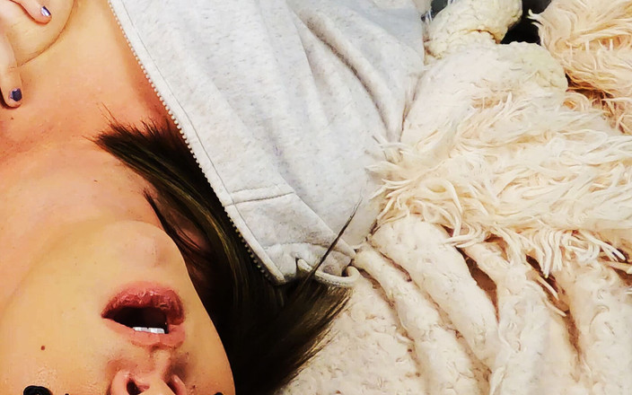 Eden Wylde: Face shot et tétons percés pendant que je me caresse...