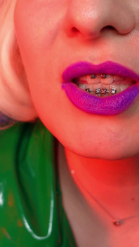 Asmr plaagt langzaam aan lippenstift