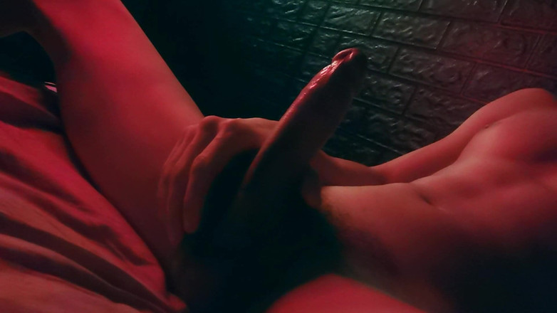 SEXY_GUYBEST: Geceleri büyük bir yarağa tutkuyla mastürbasyon yapıyor ve inliyor!