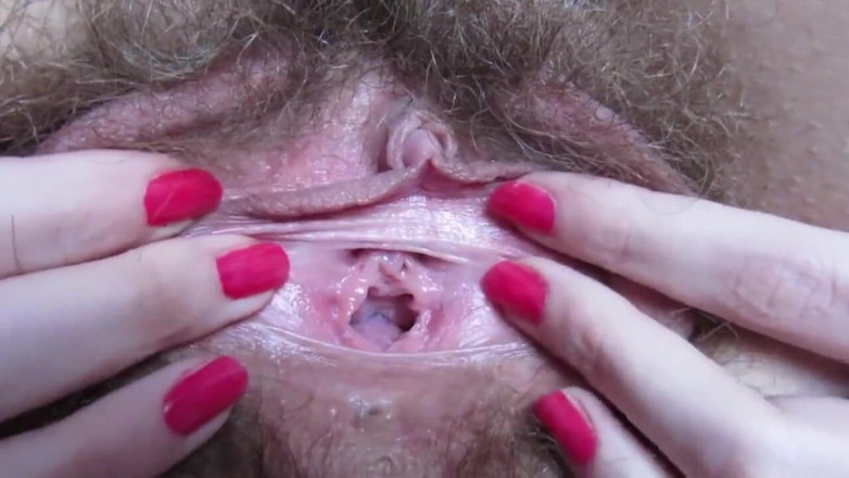 Angelinga: Hairy pussy is not an obstacle to clit play