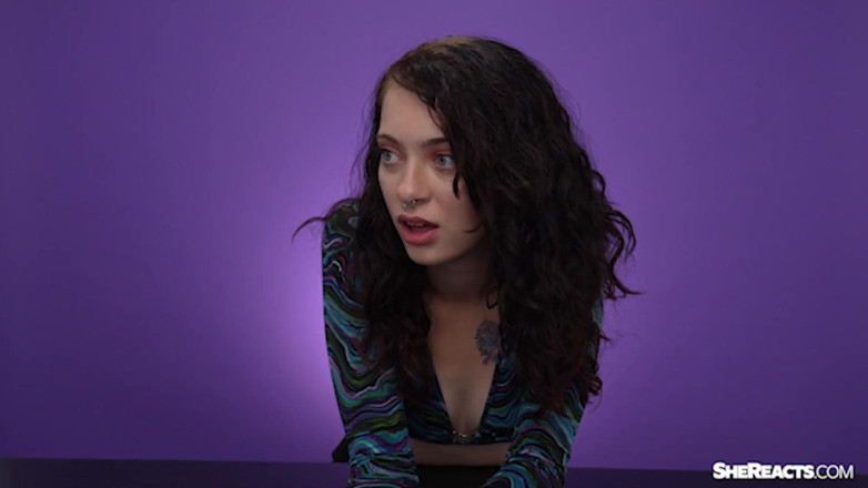 SheReacts: 너무 작습니까? 작은 자지 반응 Redux