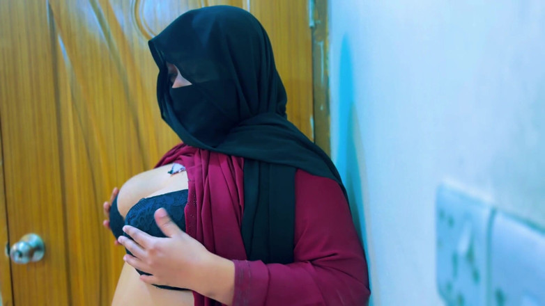 Aria Mia: Egyptische hete meid wordt super geil en begint te masturberen...