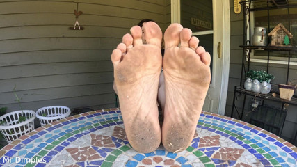 Mr Dimples: मेरे गंदे पैर दिखा रहा हूँ