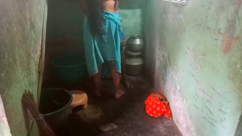 Desi Sathiya: Desi moglie indiana scopa in villaggio hasband