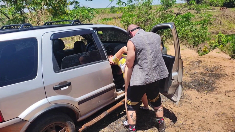 Carmona's films: カップルがハロウィンにキャンプに行き、妻はモンスターに犯されてしまう