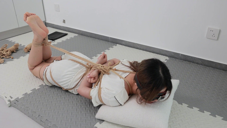Cute girl bondage: Mi novia fue atada y atada con una cuerda, experimentó...