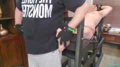 Ticklish Chubs: Lechtavé monstrum má lechtavé rukavice!