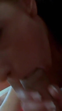 小さなおっぱいを持つホットでセクシーなブルネットは、彼女の濡れたタイトな猫が素敵なコックに犯されるのを待つことができません