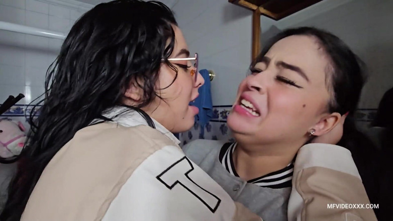 MF Lesbian: 私のキスがあなたを安全に保つ