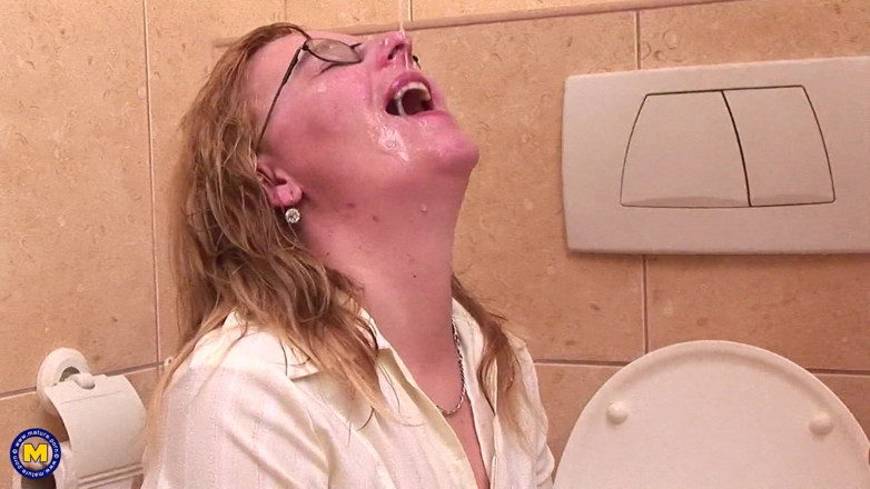 Mature NL: While Taking a Piss, She Licks Ass and Sucks Cock