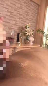 Dubbelt så trevliga trekanter som bröstvårtslickning och handjobb Där båda händerna används för att klämma