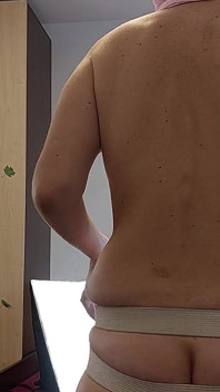 자신을 마사지하는 핫한 마누라, 털이 무성한 보지, 거유, 큰 엉덩이.