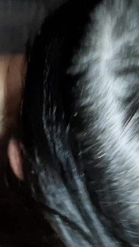 Je laisse ma copine expérimenter sur ma chatte