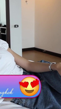 Helloladyboy- tante seksi thailand dengan toket besar diam-diam muncrat banyak banget