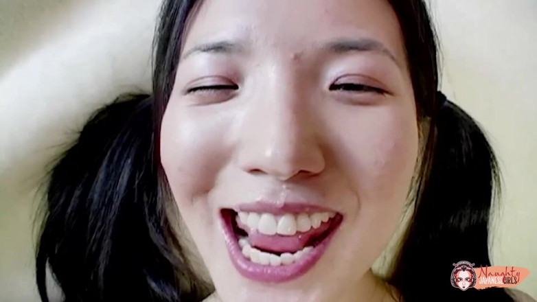 Naughty Japanese Girls: Bu Japon kız sadece asılı aygırını memnun etmek için ağzıyla...