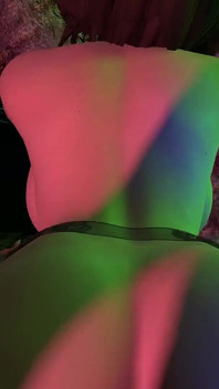 Sexy milf Cass follada contra un árbol especial de Halloween