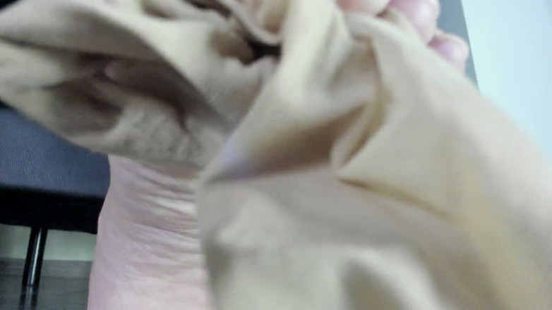 Feet lady: Naylon çoraplarımı kokla