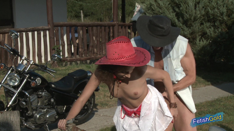 Teens Like it Hard: Magrinha morena menina recebe sua boceta e bunda destruída por...