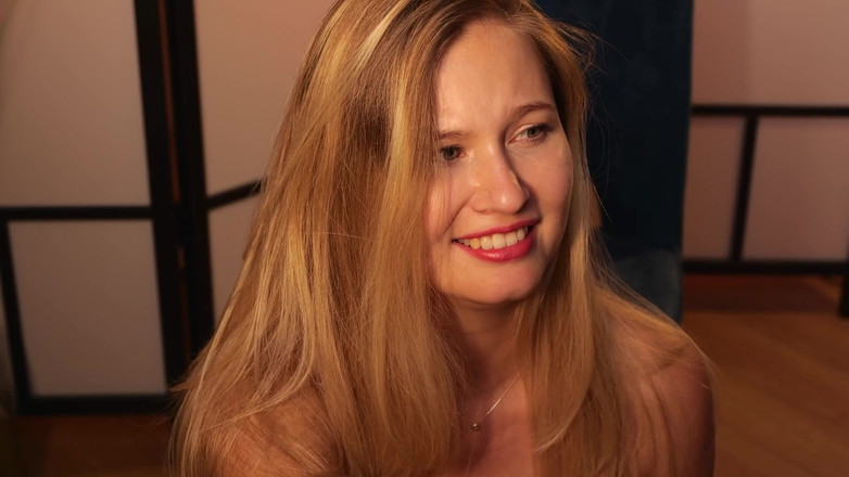 Stella Cardo: 金发女郎非常接近地展示多汁