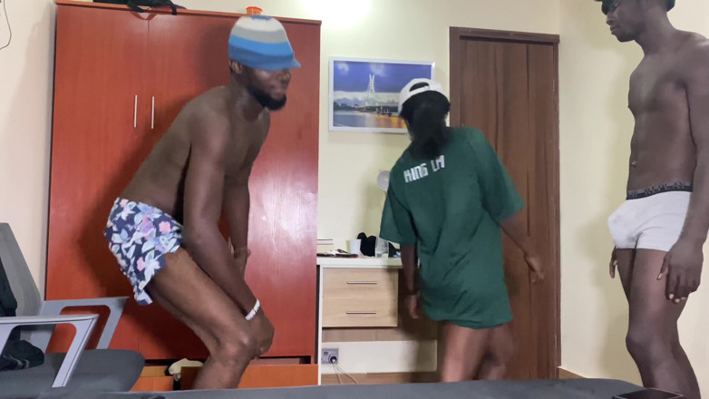 Fun for 10k bi videos only: Pantat besar melantun pada 2 batang besar mentah dan dalam