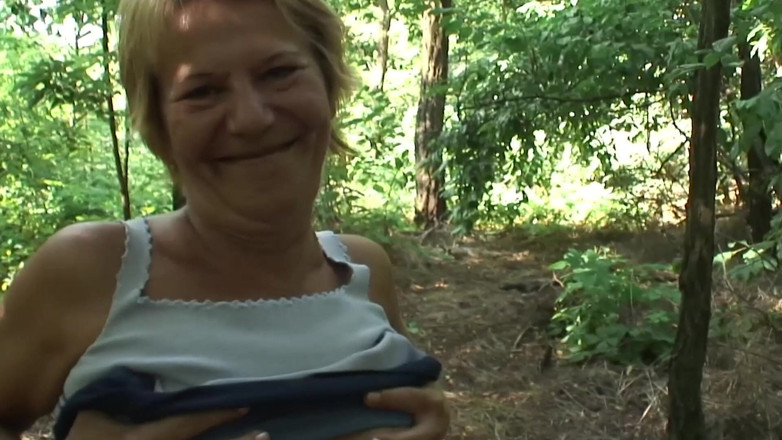 Hot Mature Adventures: Bionda succhia cazzo all'aperto e allarga la figa pelosa