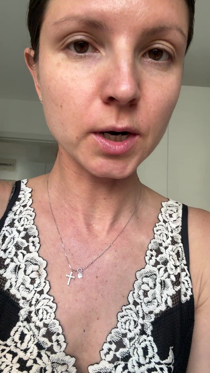 Gina Gerson: Baise vaginale en solo par un gode en verre