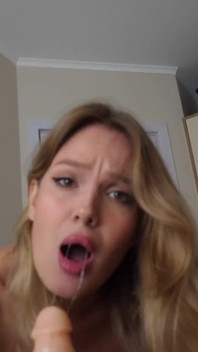 Une bonne fille sait comment faire une bonne matinée. Sexe virtuel
