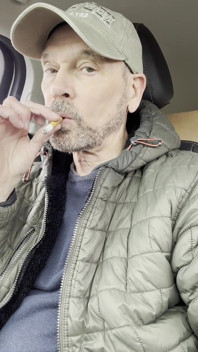 Baba kırmızı sigara içiyor