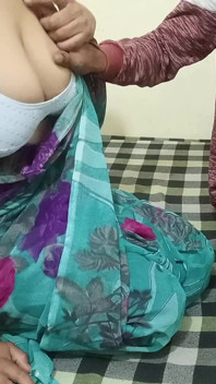 Indische Bhabhi eerste keer xxx ruw geneukt door Indische grote lul Hindi-audio