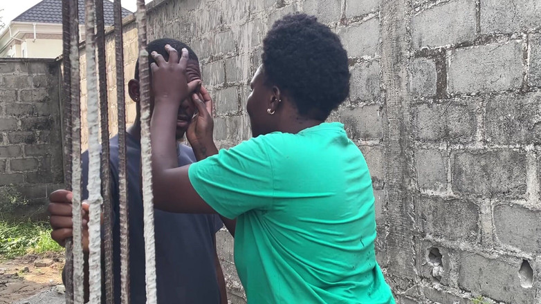 Creamyshuga: Achterkant van het gebouw voor haar vriendin