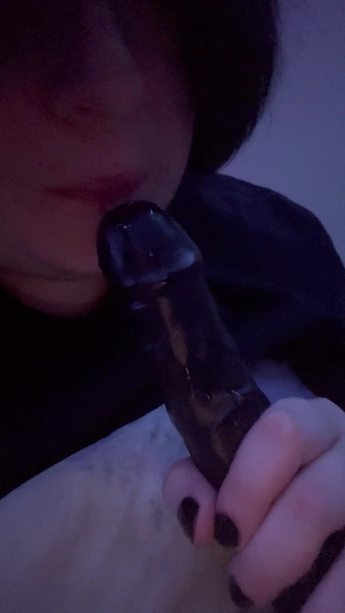 Sexualescape69: Succhio il mio dildo facendolo bello e bagnato