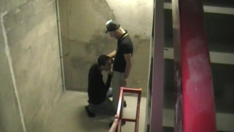 Gaybareback: Ragazzo latino dominato da un ragazzo scally nell'edificio