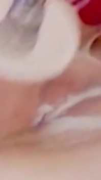 큰 딜도로 크림 같은 보지 따먹기