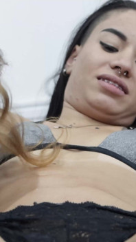 Meneroka, menggaru dan menjilat perut seksi dan butang perutnya!