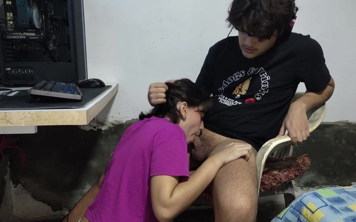 SugarPose: Jasmine mengalihkan perhatian pacarnya saat dia lagi main game
