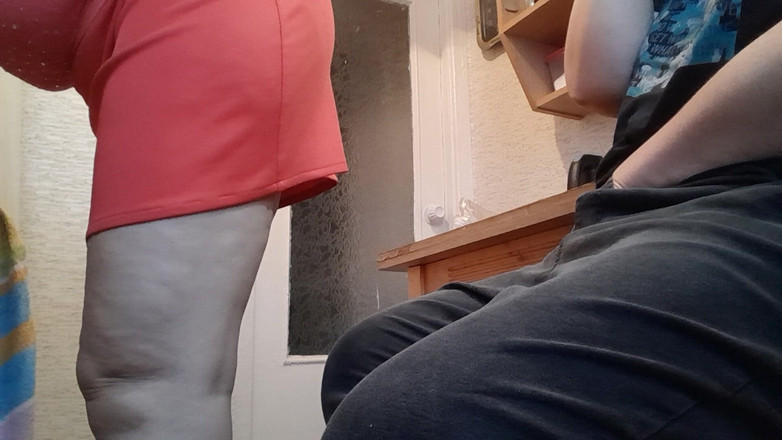 Lesbian-candys: Ich masturbiere mit meinen kleidern, damit meine stiefmutter mich nicht...