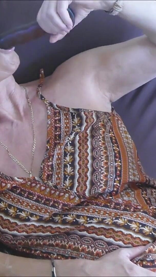 Natalie K: อมควยดิลโด้ลึกและเย็ดดิลโด้ 9 นิ้ว ใช้นิ้วกับโคลสอัพ มุมมองคนเย็ด