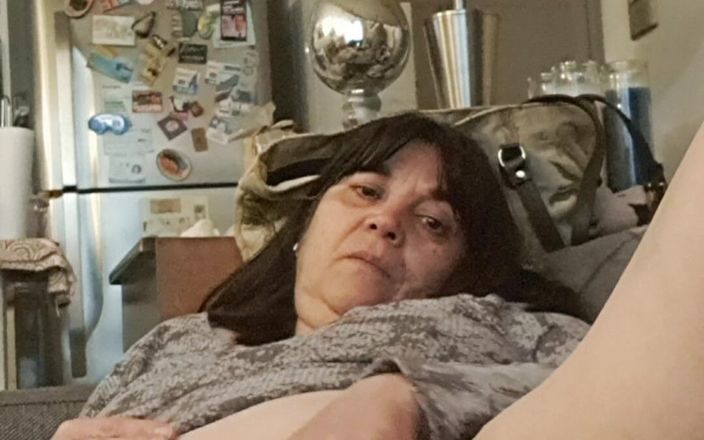 Mommy big hairy pussy: Une MILF aime les bananes. On va leur donner le...