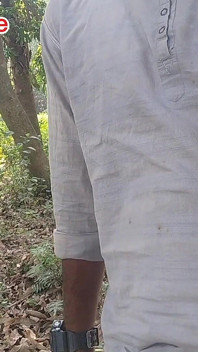 Chico indio bangali en bosque