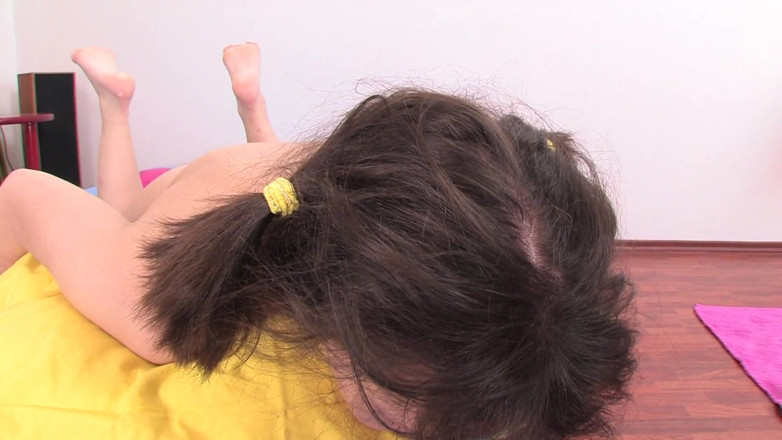 Young Throats: 在她的继母在隔壁的时候操18岁少女