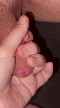 玩弄朋友未割包皮的鸡巴
