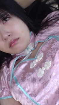 下品なコスプレの写真撮影インタビューを受け、押し倒されて断れず、毛深い膣で生で犯される!