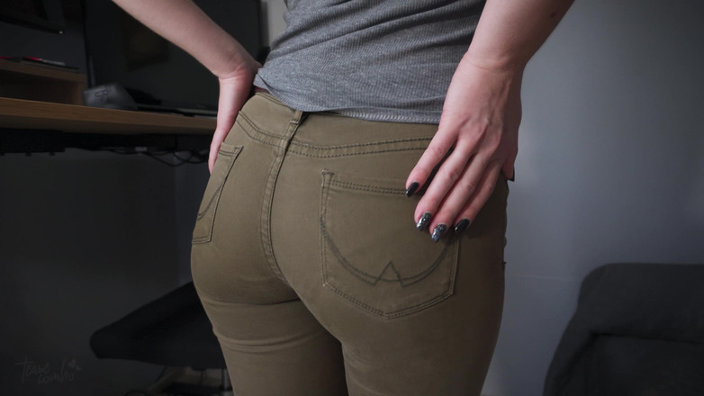 Teasecombo 4K: Una donna calda in jeans attillati cammina e stuzzica la...