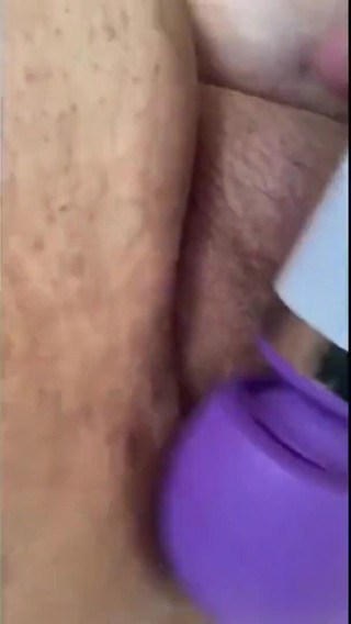 Real homemade BBW BBC porn: Bbwbootyful reibt meine fette haarige muschi, stimuliert kitzler mit elektrischem...