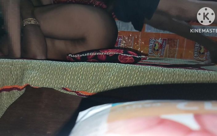 Desi bhabhi soma kour: Indiana colega de quarto me fode com força em papai-e-mamãe...