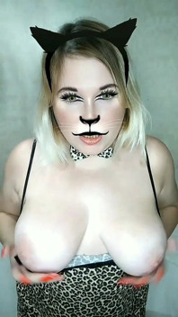 Kedi Kostümü Giymiş Tombul Orta Yaşlı Seksi Kadın Büyük Memeler