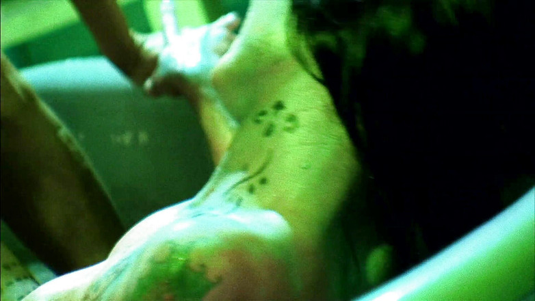 Wet and Wild Lesbians: 性感的纹身女孩享受水的乐趣并玩她们的假阳具